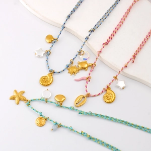 Détail de colliers en corde tissée main avec pendentifs étoile de mer et coquillage