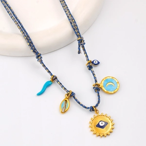 Détail du collier bohème en corde tressée avec œil porte-bonheur et pendentifs