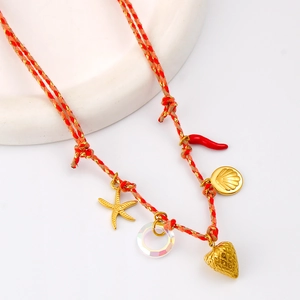Vue détaillée du collier en corde tressée avec pendentifs piment rouge et étoile de mer