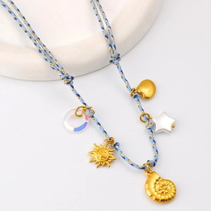 Détail du collier de corde tissée avec pendentifs coquillages et soleil en or 18 carats