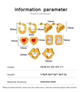 Détails de taille et poids des boucles d'oreilles en acier doré avec motifs cœurs et lèvres