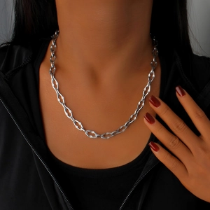 Vue détaillée du collier en acier inoxydable argenté avec des maillons géométriques