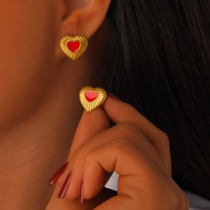 Boucles d'oreilles cœur en or 18K avec émail rouge et texture vintage rayonnante