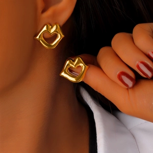 Boucles d'oreilles tendance en acier inoxydable doré en forme de cœur évidé
