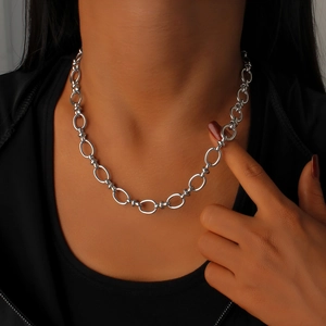 Collier chaîne minimaliste en acier inoxydable argenté sur mannequin en noir