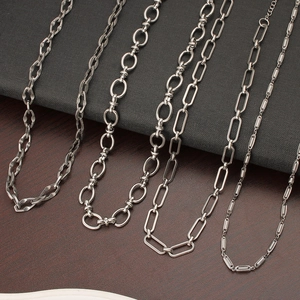 Vue détaillée de cinq colliers à maillons assortis en acier inoxydable de haute qualité