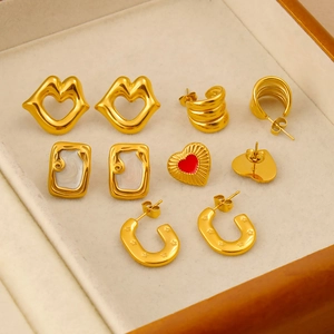 Lot de 5 paires de boucles d'oreilles dorées en acier avec motifs cœur et géométriques
