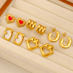 Vue détaillée de cinq paires de boucles d'oreilles dorées dans un coffret en velours
