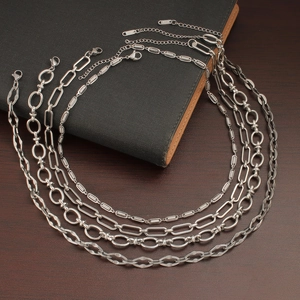 Ensemble de quatre colliers minimalistes en acier titane argenté avec fermoir mousqueton