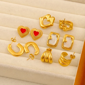 Détail macro de boucles d'oreilles cœur et étoile sur un support en velours doux