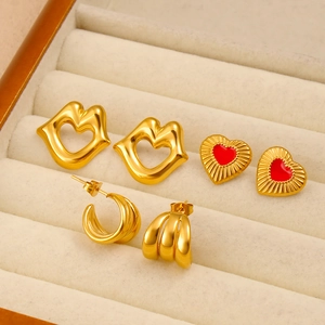 Trois paires de boucles d'oreilles vintage dorées 18K avec motifs cœur et lèvres en velours