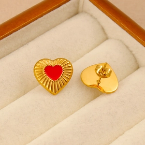 Détails des boucles d'oreilles cœur doré avec émail rouge et texture soleil