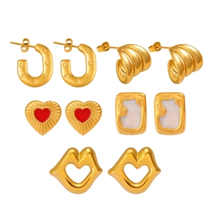 Set de cinq paires de boucles d'oreilles en acier doré 18K avec motifs cœur et lèvres