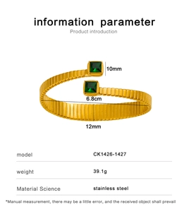 Dettaglio del bracciale in acciaio dorato con zircone verde e specifiche delle misure