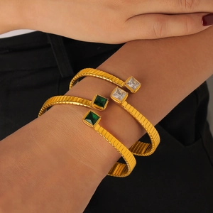 Bracciali aperti in acciaio inossidabile placcato oro 18 carati con pietre quadrate verdi