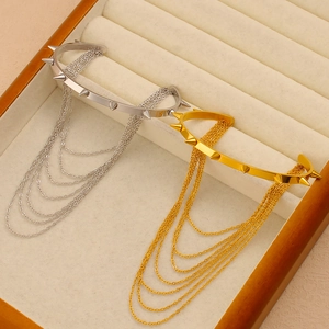 Bracciali gotici in oro 18K e argento con borchie e catene su vassoio per gioielli