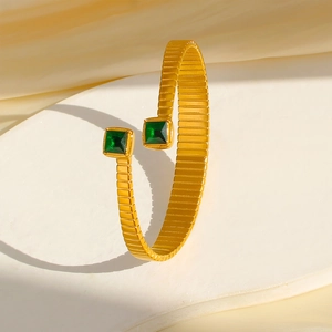 Dettaglio del bracciale placcato oro 18 carats con zircone verde quadrato e trama a righe