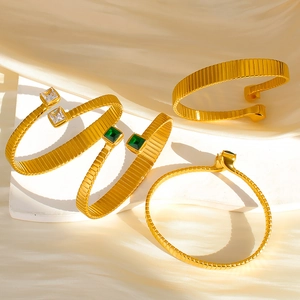 Elegante set di bracciali aperti in acciaio inossidabile 18k con smeraldo e zircone