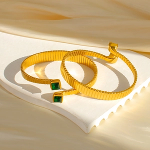 Bracciali snake in acciaio inossidabile placcato oro 18k con zirconi quadrati verdi