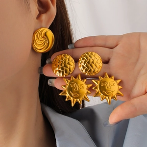 Tre paia di orecchini vintage in acciaio inossidabile dorato con motivi sole e spirale