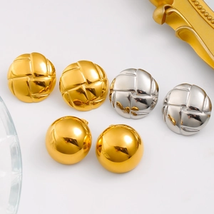 Orecchini vintage a bottone in oro e argento con trama intrecciata e cupola liscia