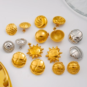 Collezione di orecchini vintage a perno in acciaio al titanio placcati oro e argento