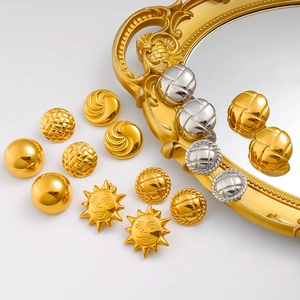Set di orecchini a lobo vintage con sole e intreccio geometrico placcati oro