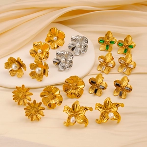 Detailansicht der Retro-Blumenohrstecker mit Perlen und Edelsteineinlagen