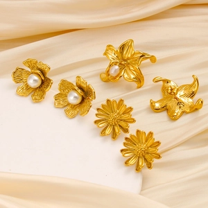 Vintage Blumen-Ohrstecker-Set mit Perlen in mattem Gold-Finish für Damen