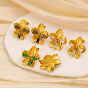Detail der Vintage-Blumenohrstecker mit bunten Zirkoniasteinen auf goldenem Metall