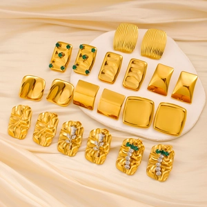 Vintage gouden oorbellen set met groene zirkoon en reliëf florale metaaltexturen