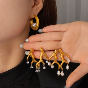 Parure de boucles d'oreilles perles branche de corail doré avec zircons sur un mannequin