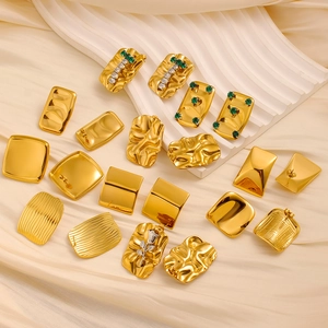 Macro-opname van gouden oorbellen set met vintage zirkoon en reliëfdetails