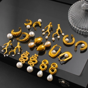 Boucles d'oreilles créoles C en acier inoxydable doré 18K avec perles pour femme