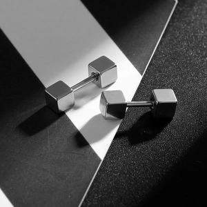 Boucles d'oreilles haltères carrées modernes en argent mat avec structure géométrique