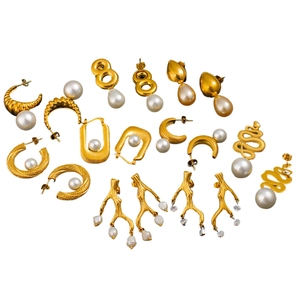 Collection de boucles d'oreilles en C en acier doré 18K avec perles blanches