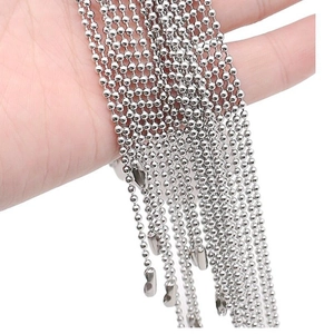 Dettaglio ravvicinato di catenine a sfere in acciaio inossidabile argento da 2 mm