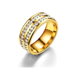 Dettaglio ravvicinato di un anello in acciaio titanio dorato con doppia fila di zirconi