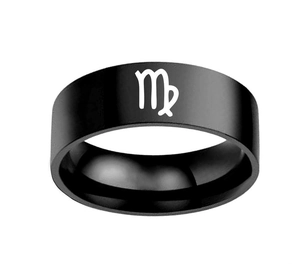 Vue détaillée de la bague large noire en acier inoxydable avec symbole Vierge blanc