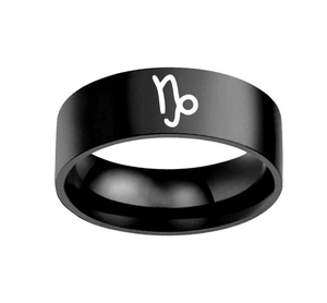Détail d'une bague large en acier noir avec le symbole du zodiaque Capricorne blanc