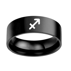 Bague large noire en acier inoxydable avec le symbole du Sagittaire blanc sur une surface mate