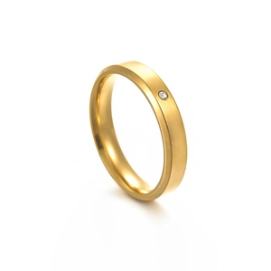 Détail d'une bague en acier doré avec finition brossée et incrustation de zircone