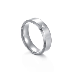 Bague en acier inoxydable argent poli avec doubles bords biseautés et un zircon