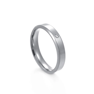 Vue macro d'une bague en acier brossé mat avec un seul oxyde de zirconium serti