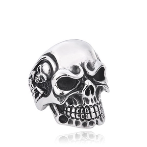Detalle macro de anillo de calavera gótica en acero pulido con acabado vintage