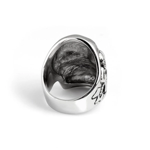 Vista macro de anillo punk plateado con detalles en relieve y banda interna pulida