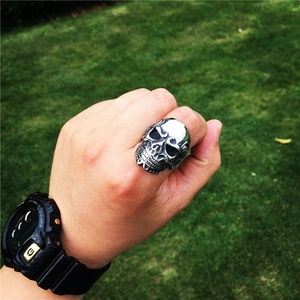 Primer plano de un anillo de calavera punk vintage para hombre con acabado de plata vieja