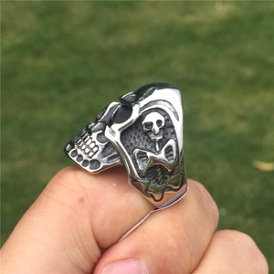 Detalle de anillo de calavera vintage estilo rock con acabado negro mate y grabados