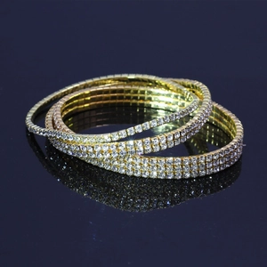 Détail de l'ensemble de bracelets de cheville élastiques dorés avec cristaux brillants