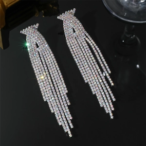 Orecchini lunghi con nappe per donna con finitura argentata e strass scintillanti e brillanti
